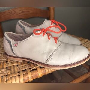 AHNU Emery Stone White Oxford Flat Lace up Leather Shoe  Womens Size 7